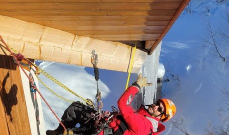 Nos équipes assurent la maintenance et la sécurisation de vos bâtiments Alpins pendant toute l'année en Maurienne
